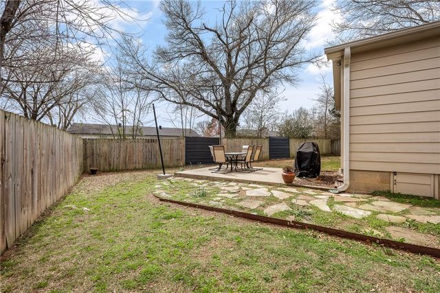 715 NW 6th Street, Bentonville, AR 72712