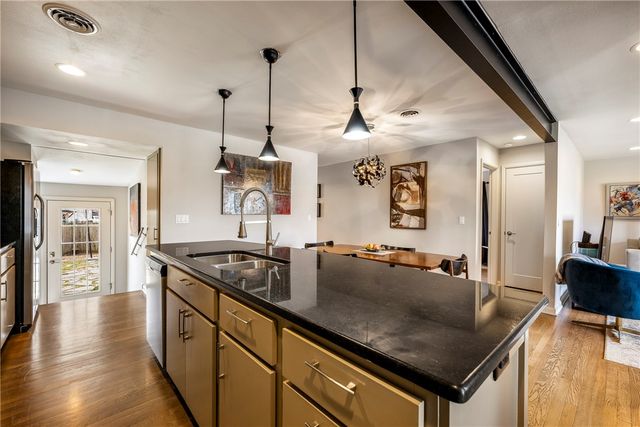 715 NW 6th Street, Bentonville, AR 72712