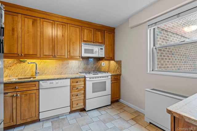 70-31 108th Street 3G, Forest Hills, NY 11375