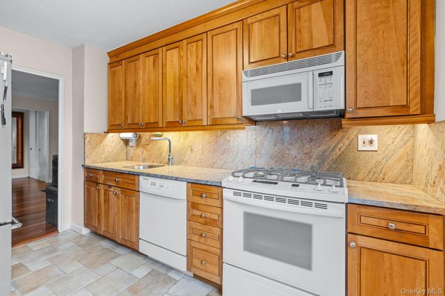 70-31 108th Street 3G, Forest Hills, NY 11375