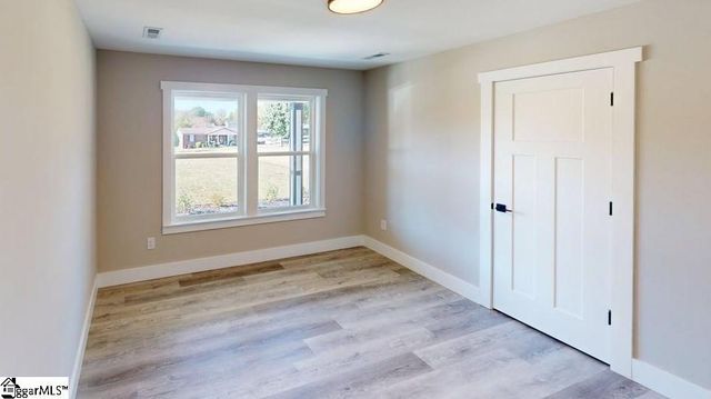 1172 W Rutledge Avenue, Gaffney, SC 29341