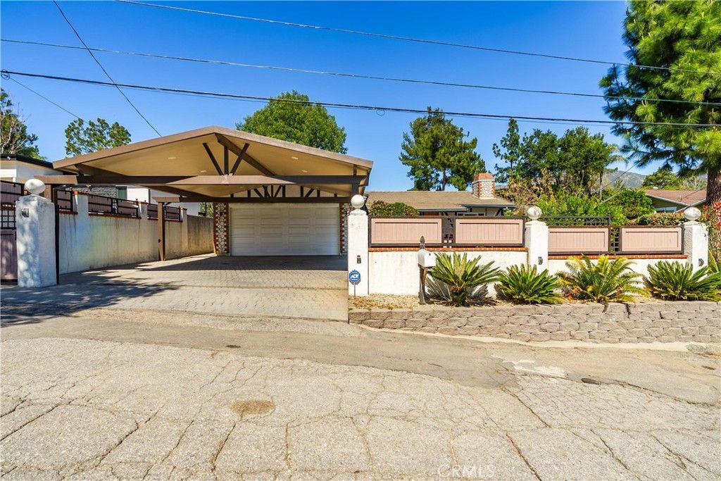 Image 3 of property listing at 7305 Verdugo Crestline, Tujunga, CA 91042