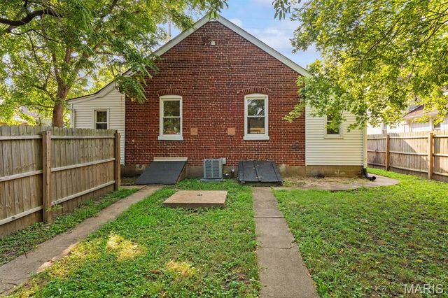105 S 8th Street, Belleville, IL 62220