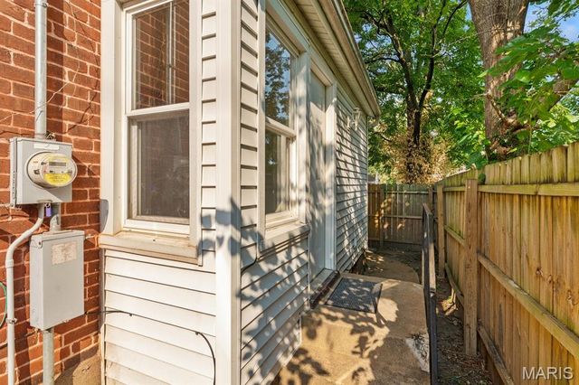 105 S 8th Street, Belleville, IL 62220