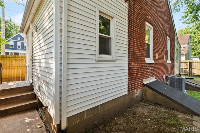 105 S 8th Street, Belleville, IL 62220