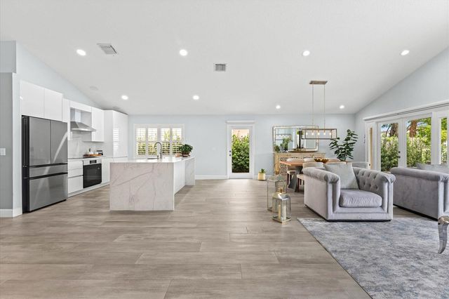 10112 Aqua Vista Way, Boca Raton, FL 33428