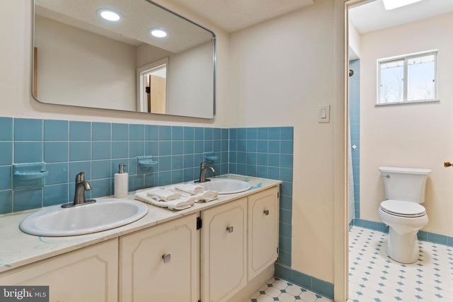 8 W MANOR AVE, Enola, PA 17025