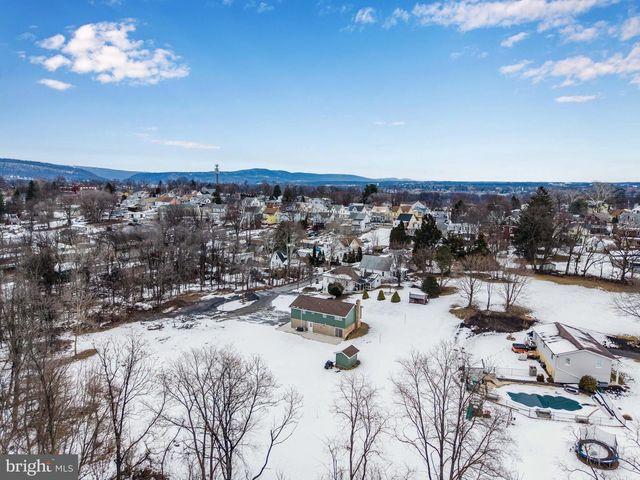 8 W MANOR AVE, Enola, PA 17025