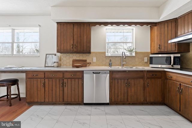 8 W MANOR AVE, Enola, PA 17025