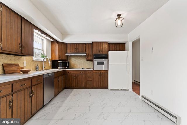 8 W MANOR AVE, Enola, PA 17025