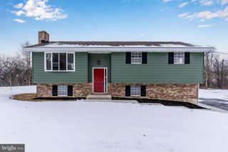 8 W MANOR AVE, Enola, PA 17025