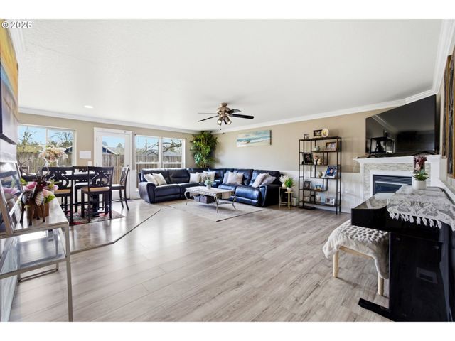 272 LAURINE St Ne, Salem, OR 97301