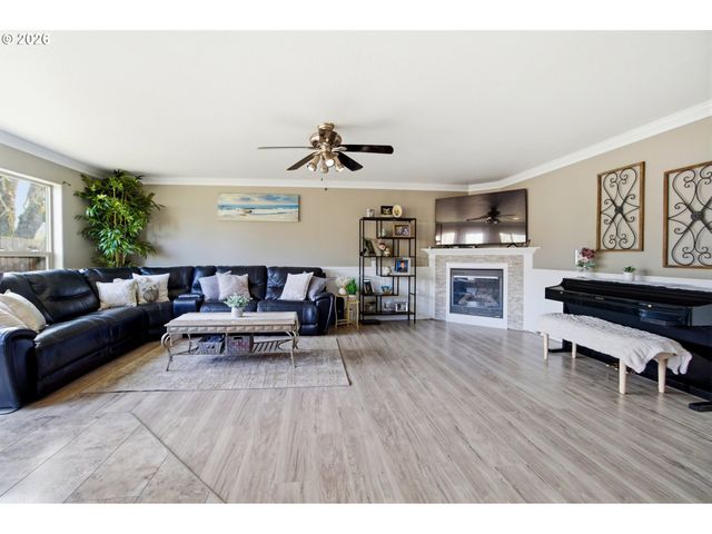 272 LAURINE St Ne, Salem, OR 97301