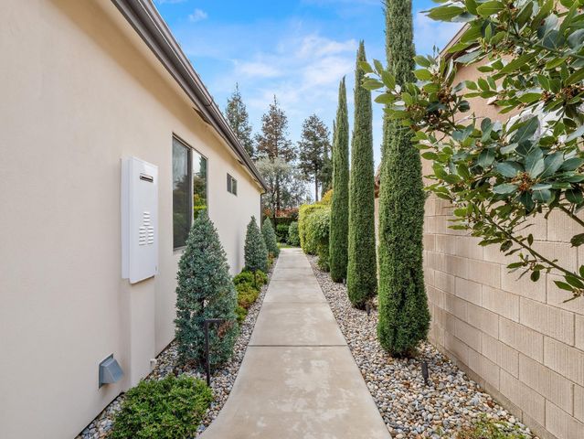 2567 E Sarazen Avenue, Fresno, CA 93730