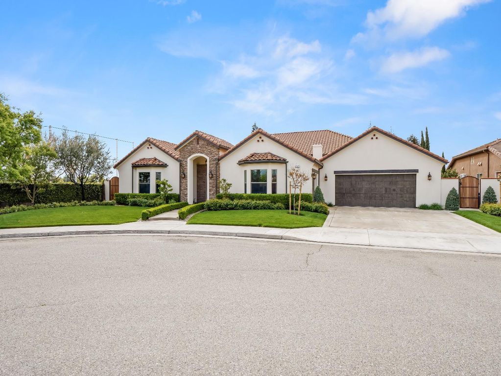 2567 E Sarazen Avenue, Fresno, CA 93730