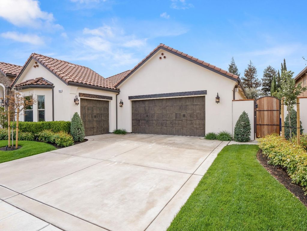 Image 2 of property listing at 2567 E Sarazen Avenue, Fresno, CA 93730