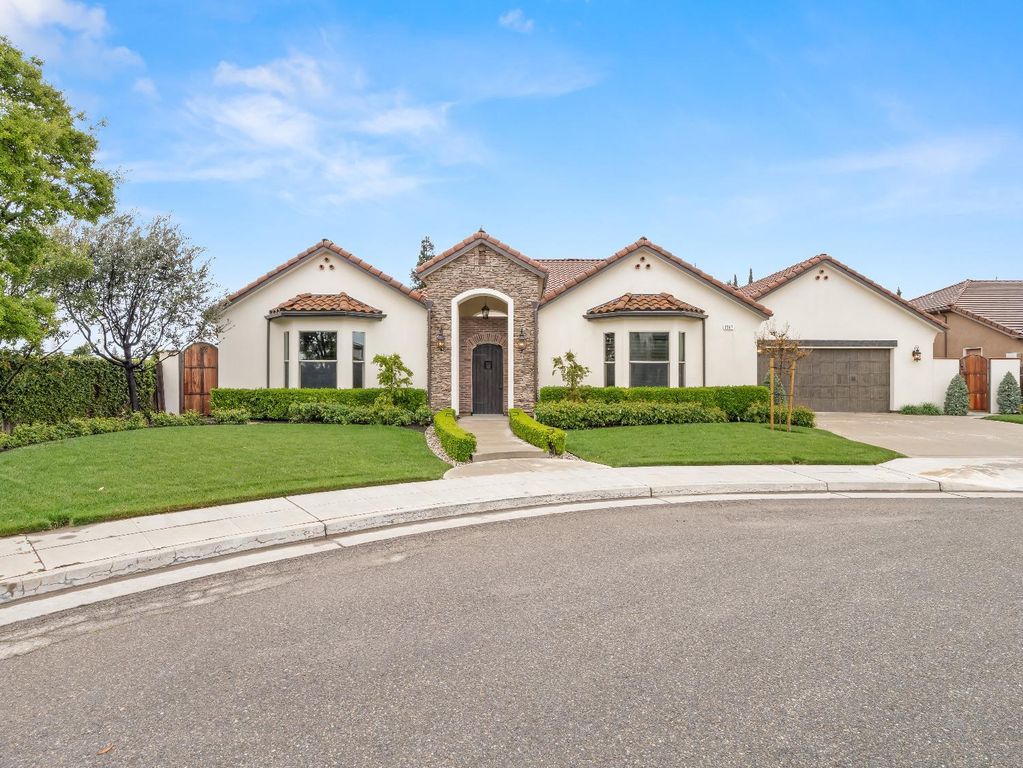 Image 3 of property listing at 2567 E Sarazen Avenue, Fresno, CA 93730