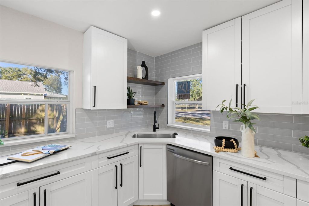 Image 11 of property listing at 7301 S WEST SHORE BOULEVARD, Tampa, FL 33616