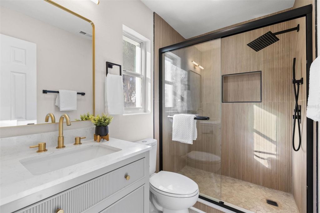 Image 15 of property listing at 7301 S WEST SHORE BOULEVARD, Tampa, FL 33616