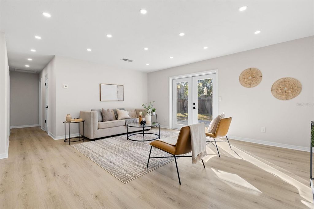 Image 5 of property listing at 7301 S WEST SHORE BOULEVARD, Tampa, FL 33616