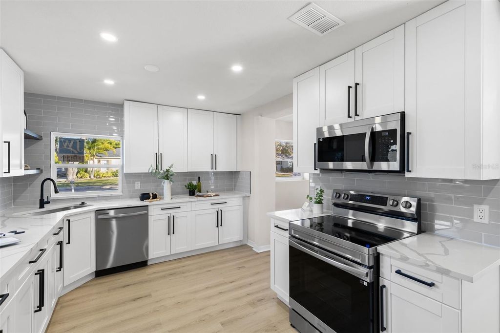 Image 8 of property listing at 7301 S WEST SHORE BOULEVARD, Tampa, FL 33616