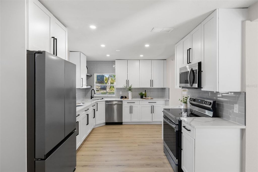 Image 9 of property listing at 7301 S WEST SHORE BOULEVARD, Tampa, FL 33616