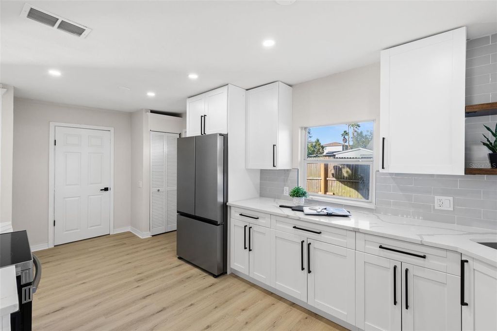 Image 10 of property listing at 7301 S WEST SHORE BOULEVARD, Tampa, FL 33616