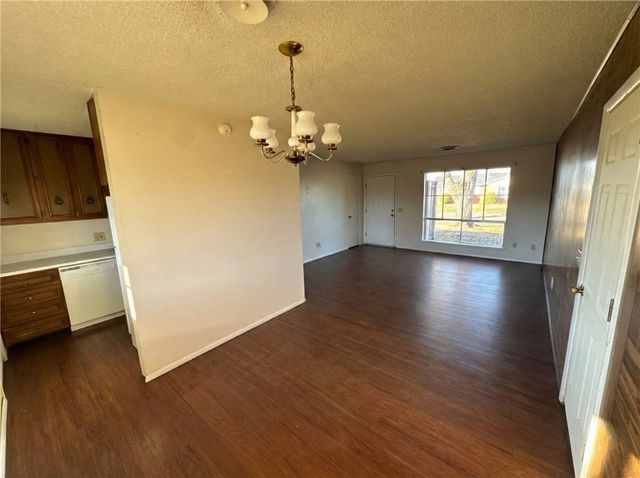 811 N 15th Street, Rogers, AR 72756