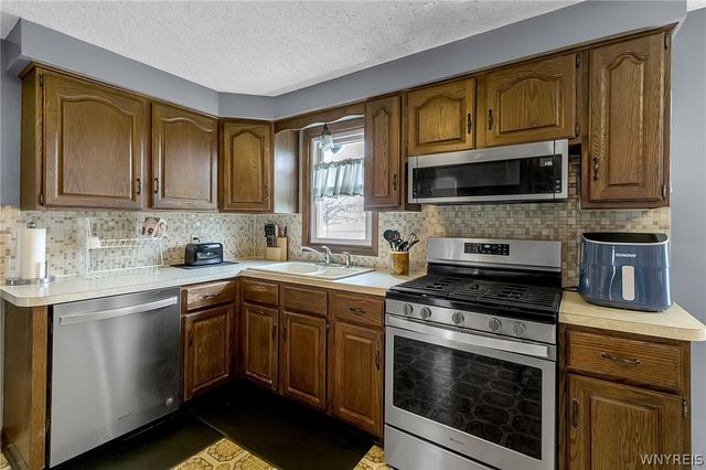 12 Rollingwood Drive, Lancaster, NY 14086