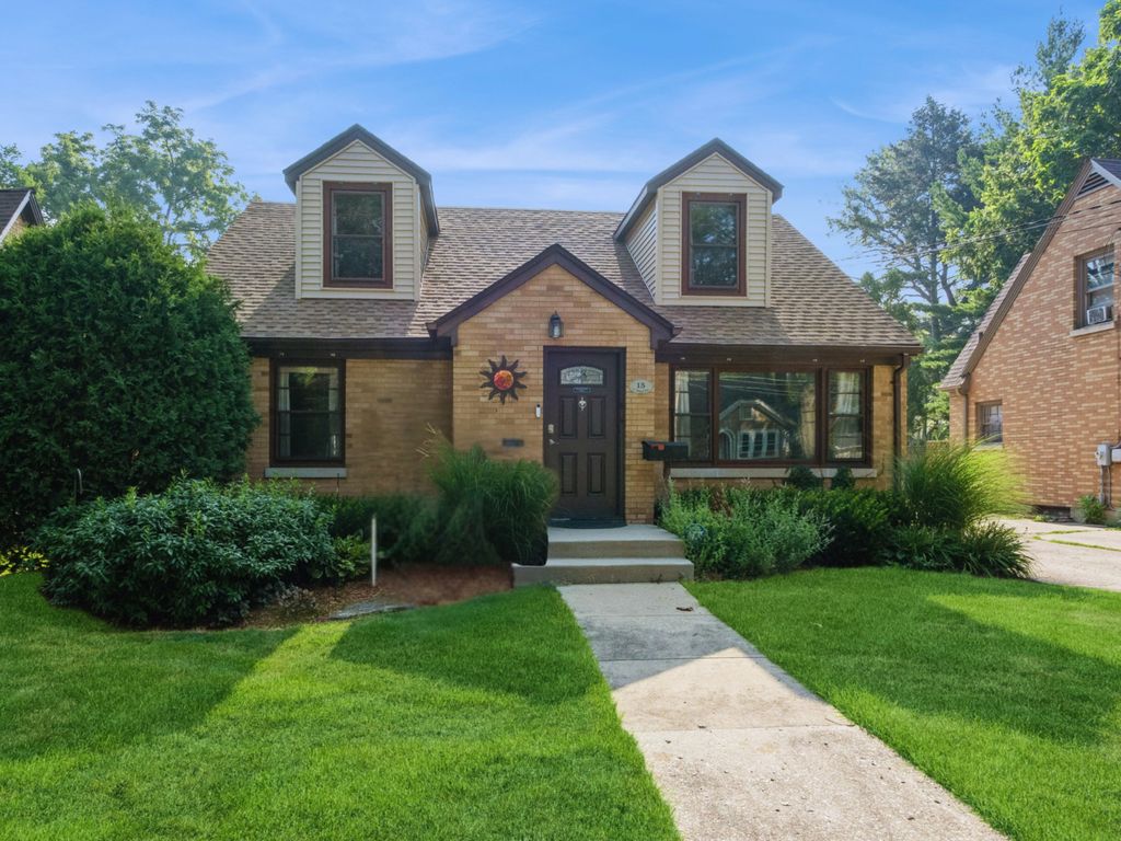 15 N Edison Avenue, Elgin, IL 60123