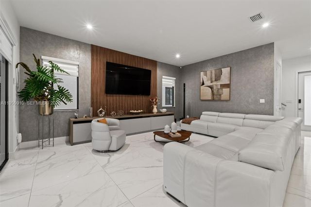 8086 NW 47th Ter, Doral, FL 33166