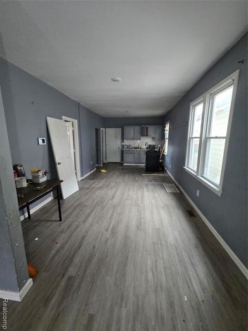 8976 Mcclellan Street, Detroit, MI 48213
