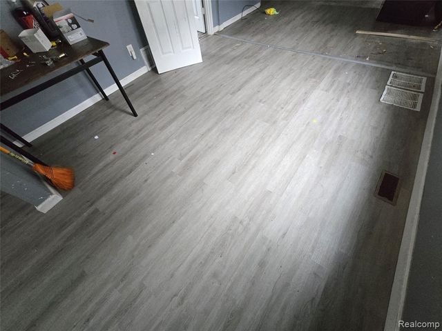 8976 Mcclellan Street, Detroit, MI 48213