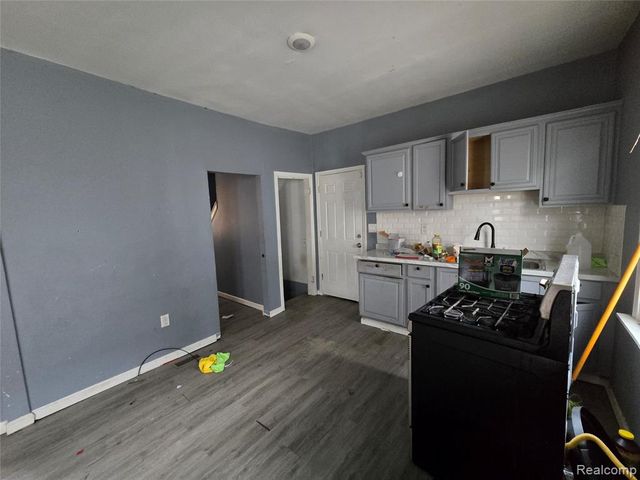 8976 Mcclellan Street, Detroit, MI 48213