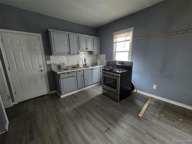 8976 Mcclellan Street, Detroit, MI 48213