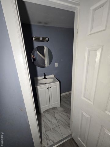 8976 Mcclellan Street, Detroit, MI 48213