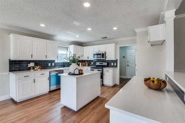 1808 Wolf Creek Drive, Arlington, TX 76018