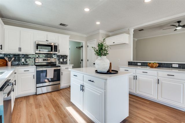 1808 Wolf Creek Drive, Arlington, TX 76018