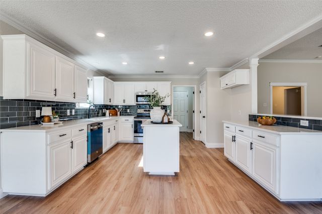 1808 Wolf Creek Drive, Arlington, TX 76018