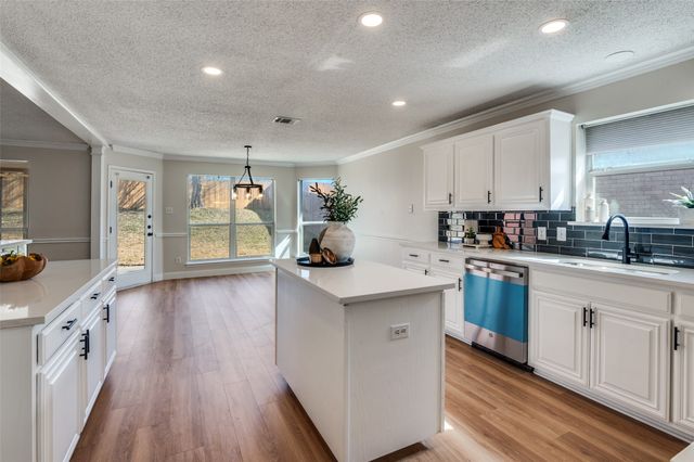 1808 Wolf Creek Drive, Arlington, TX 76018