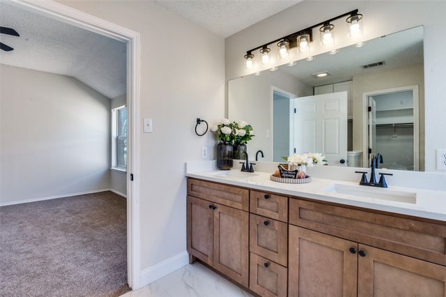 1808 Wolf Creek Drive, Arlington, TX 76018