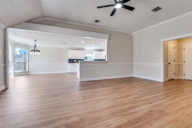 1808 Wolf Creek Drive, Arlington, TX 76018