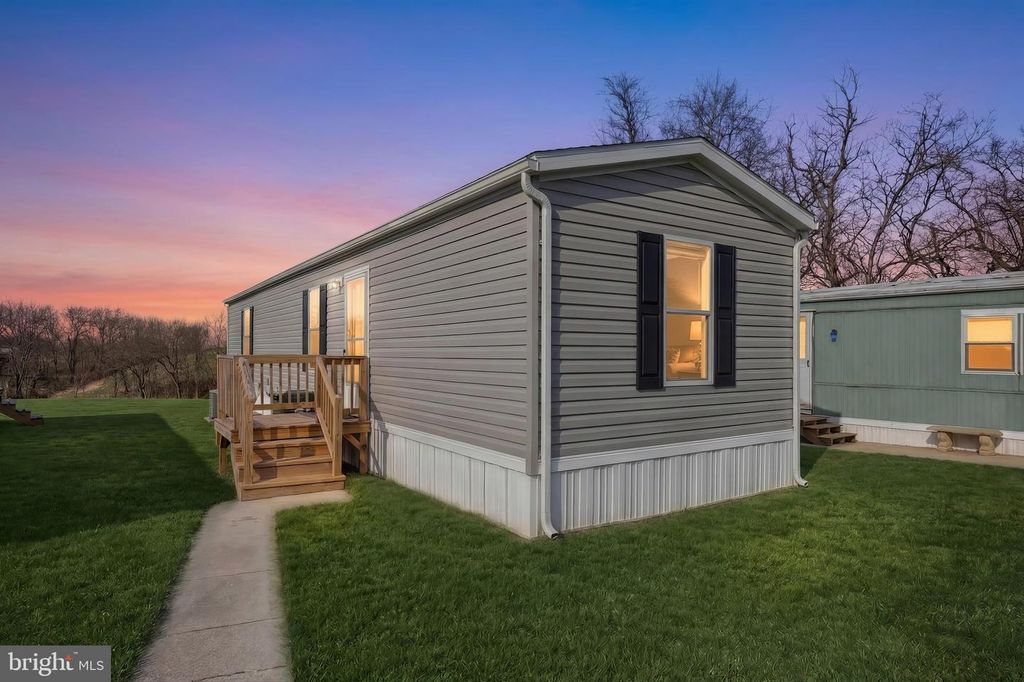 69 MOBILE DR, Thomasville, PA 17364