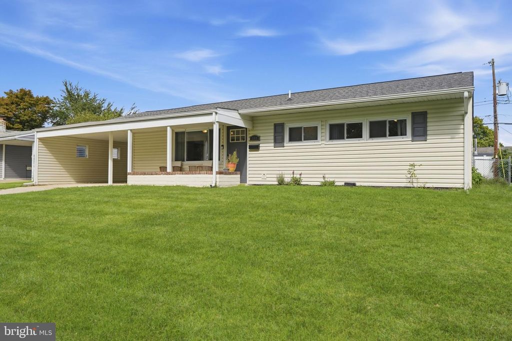 368 LAKESIDE DR, Levittown, PA 19054 — photo 2