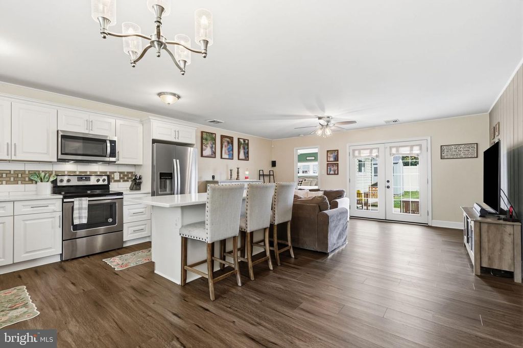 368 LAKESIDE DR, Levittown, PA 19054 — photo 4