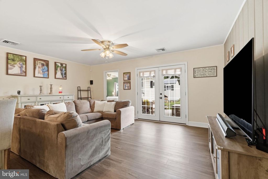 368 LAKESIDE DR, Levittown, PA 19054 — photo 5