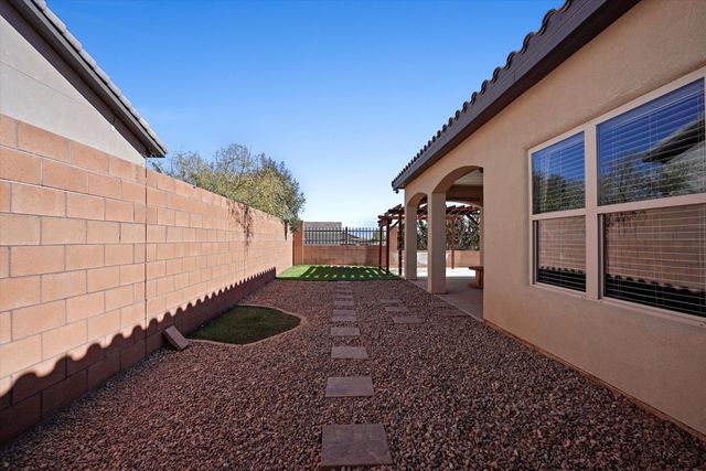 1860 Camino Corona SW, Los Lunas, NM 87031