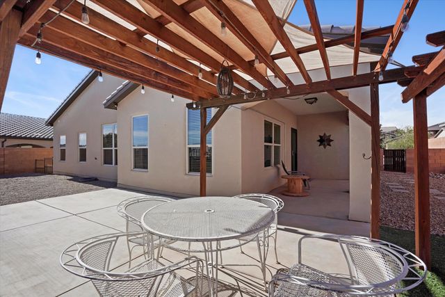 1860 Camino Corona SW, Los Lunas, NM 87031