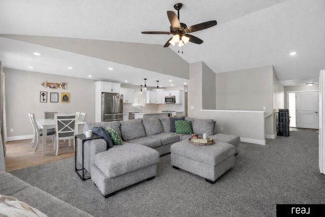 1653 Stonewood Avenue, Grand Island, NE 68803