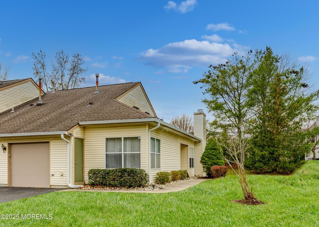 28 Aspen Avenue, Englishtown, NJ 07726